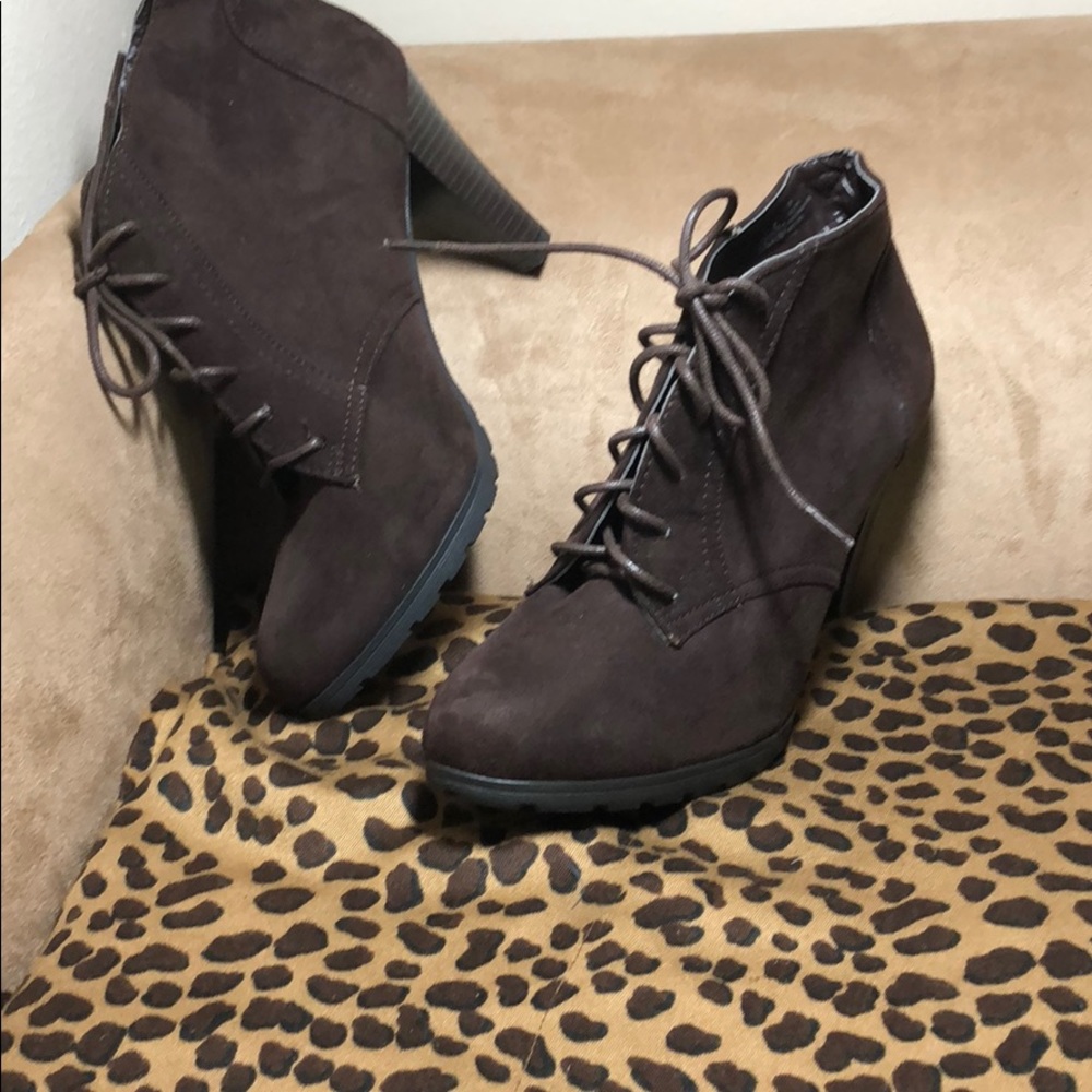 New, brown tie ups with 3.5”chunk heel Sz 10